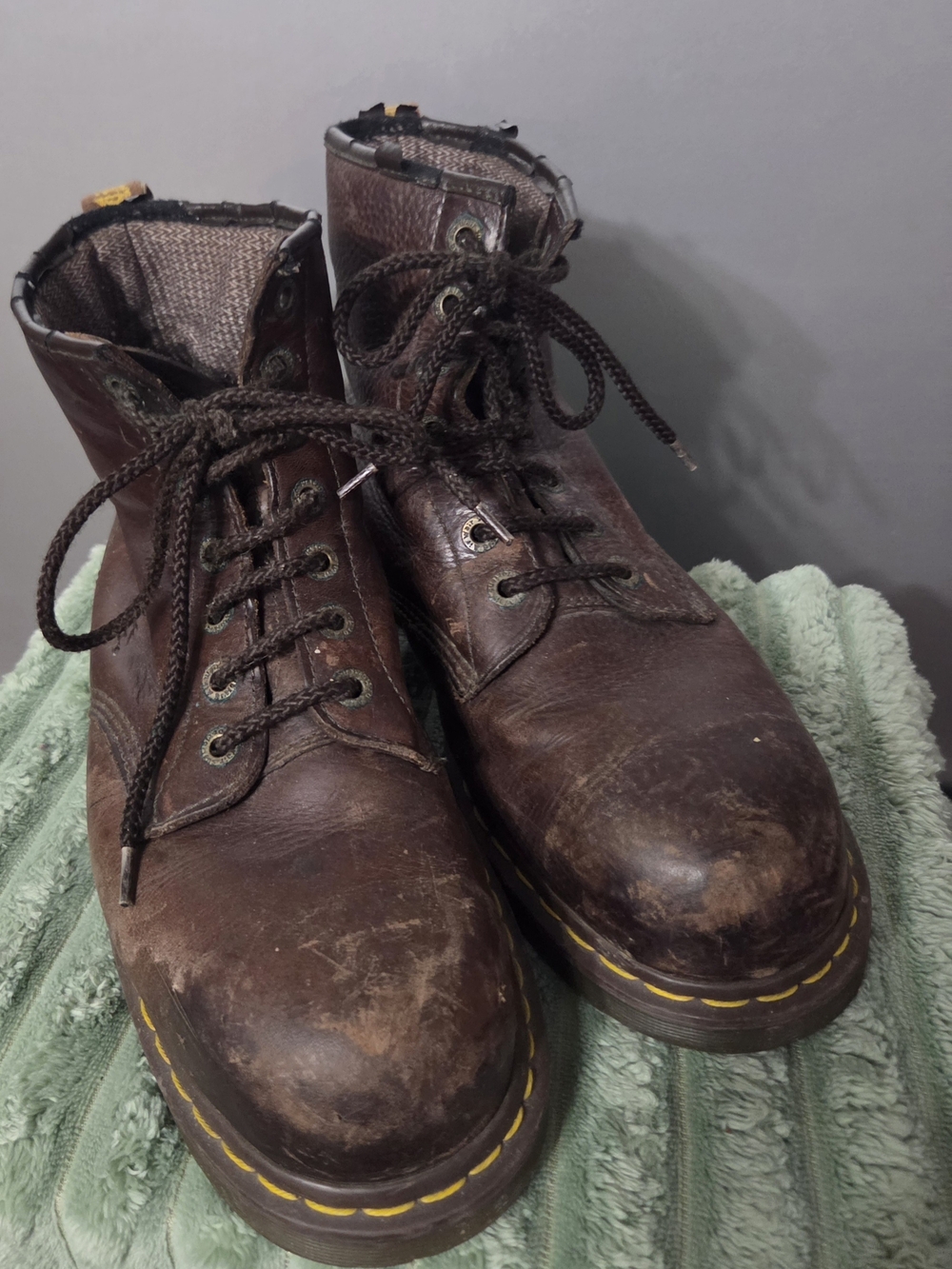 Mens  Dr. Martens DM212 Steel Toe EH Slip Resistant Safety Shoes. Sz 12 medium.